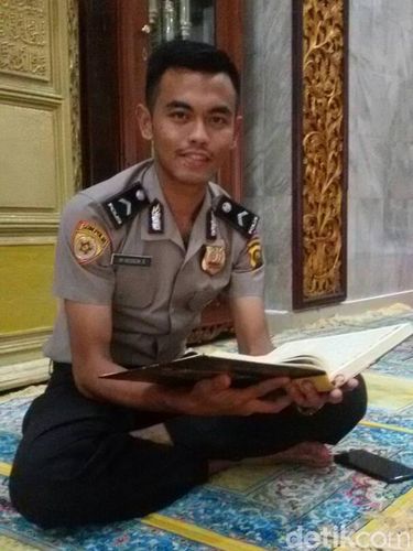 Bripda Muhammad Husein, hafiz Alquran yang bertugas di Polda Sumsel