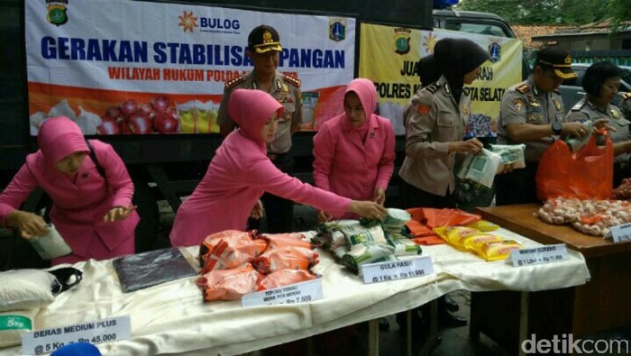 Ringankan Beban Masyarakat, Polda Metro Jaya dan Bulog Operasi Pasar