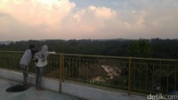 Bangunan masjid milik Yayasan Safinatun Najaat, Pekalongan itu memiliki 3 lantai dan sudah mulai difungsikan lantai 1 dan 2. Atapnya asyik untuk menunggu sunset sambil ngabuburit di Semarang (Angling/detikTravel)