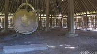 Masih di bagian dalam masjid, terdapat bedug untuk menandakan waktu salat. Meski bangunannya terbilang sangat tradisional, suasana sejuk begitu terasa di sekitar area masjidnya (Afif/detikTravel)
