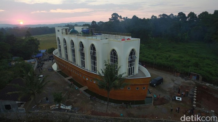 Masjid Berbentuk Kapal di Semarang
