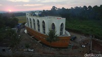 Masjid Kapal Nabi Nuh menjadi tujuan warga ngabuburit di Semarang pada bulan Ramadan kali ini. Masjid Safinatun Najah memang unik karena berbentuk kapal besar (Angling/detikTravel)