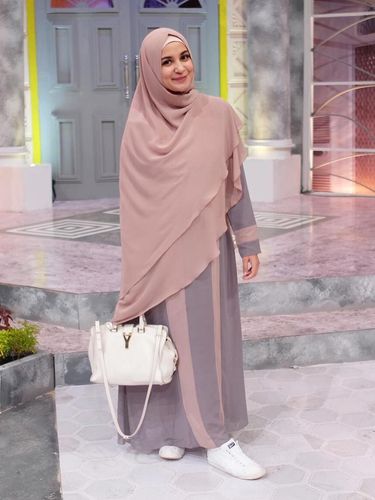 Inspirasi Baju  Lebaran dengan Gamis Nagita Slavina Hingga 