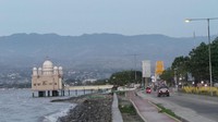 Masjid terapung ini tertancap oleh pilar yang mencapai kedalaman 10 meter. Soal sejarah, nama masjid ini adalah singkatan dari nama kedua almarhum orang tua pendiri masjid. Masjidnya dibangun dengan biaya sendiri atas nama umat Muslim (Afif Farhan/detikTravel)