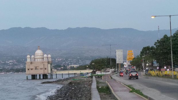 Masjid Terapung dengan Kubah 7 Cahaya di Palu