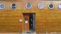 Bahkan terdapat jendela berbentuk lingkaran khas kapal. Bentuk kapalnya mengambil model dasar dari kapal Nabi Nuh (Angling/detikTravel)