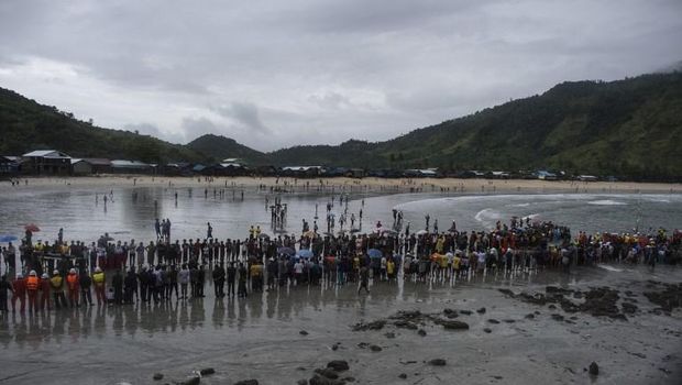 Warga dan keluarga korban menunggu proses evakuasi jenazah korban