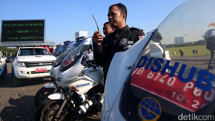 Apel Kesiapan LebaranPetugas usai mengikuti apel peralatan/perlengkapan kesiapan lebaran 2017 di Monas, Jakarta, Kamis (8/6/2017). Apel ini dilakukan guna mendukung mudik lebaran tahun 2017 agar aman dan nyaman direktoran perhubungan darat juga menyiapkan sejumlah persiapan traffict phone sebanyak 21.354 buah, water berrell sebanyak 2.750 buah, senter lalu lintas sebanyak 1500 buah, rompi survei sebanyak 3.000 buah yang sudah didistribusikan ke dinas perhubungan Provinsi di seluruh Indonesia. Grandyos Zafna/detikcom