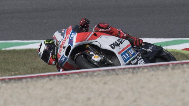 Jorge Lorenzo beraksi dengan motornya 