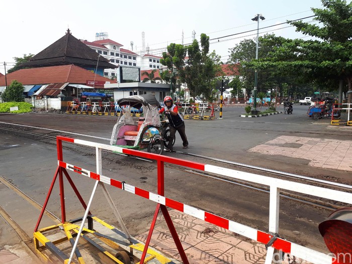 Pintu perlintasan kereta api (KA) di Yogyakarta dengan digeser yang unik dan satu-satunya ada di Indonesia