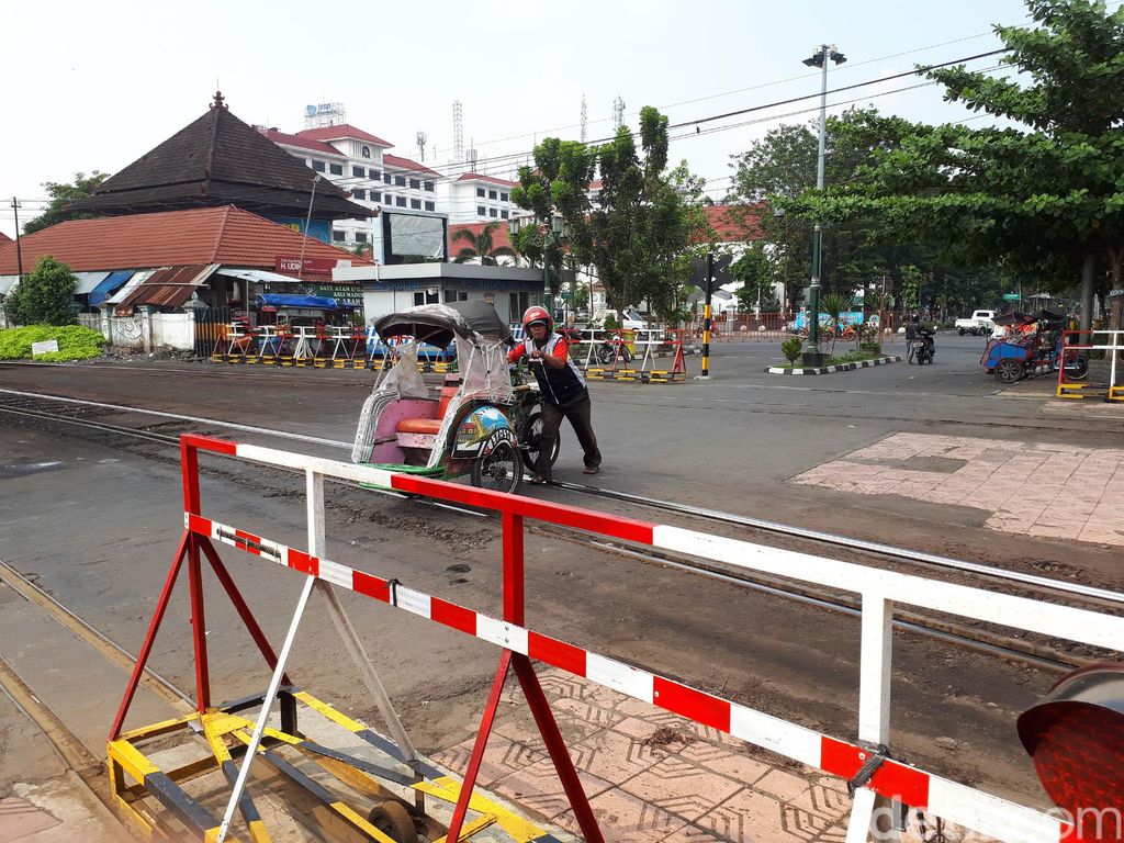 Pintu perlintasan kereta api (KA) di Yogyakarta dengan digeser yang unik dan satu-satunya ada di Indonesia