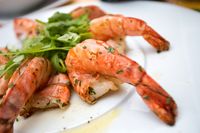 Seafood segar yang dimasak tanpa minyak atau saus pelengkap.