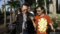 Taufik Madjid berjalan meninggalkan gedung KPK. Dalam kasus ini, KPK menetapkan 4 tersangka yakni Rochmadi Saptogiri (auditor utama BPK), Ali Sadli (auditor BPK), Jarot Budi Prabowo (pejabat Eselon III Kemendes), dan Sugito (Irjen Kemendes). 