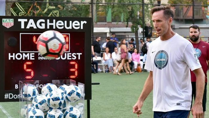 Steve Nash memamerkan kelihaian olah bola pada kesempatan berbeda (Foto: Eugene Gologursky/Getty Images for TAG Heuer/AFP) Steve Nash memamerkan kelihaian olah bola pada kesempatan berbeda (Foto: Eugene Gologursky/Getty Images for TAG Heuer/AFP)