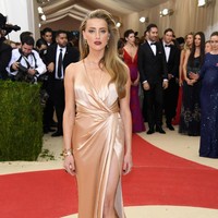 Seksi dengan high-slit dress. Foto: Getty Images