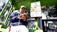 Seorang warga terlihat memanfaatkan lemari colokan charger ponsel gratis yang disediakan di halte bus, di Jalan Achmad Yani, Kota Bekasi, Kamis (8/6/2017).