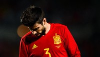 Bek Barcelona Gerard Pique adalah salah satu yang pro referendum Catalonia. Usai pertandingan Barcelona terakhir, Pique menceritakan keadaan terkait referendum itu dengan emosional sampai menitikkan air mata. Pemain 30 tahun itu kemudian ditanya soal bagaimana kelanjutan karier internasionalnya, mengingat isu referendum saja sudah membuatnya dikritik sana-sini. Saya tahu bahwa ada orang-orang di Spanyol yang mengutuk apa yang telah terjadi dan juga percaya pada demokrasi. Jika manajer atau direktur federasi (RFEF) berpikir bahwa saya adalah masalah bagi tim nasional, saya akan mundur sebelum Piala Dunia (2018), tegasnya. (Foto: Getty Images/David Ramos)
