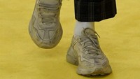 Menurut situs worldofbuzz, sneakers yang kental dengan aksen relic ini dipatok harga termurah Rp 6,1 jutaan sampai Rp 16 jutaan. Foto: dok. Streetwear/Vouge/Gucci