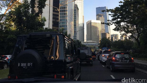 Iring-iringan Mobil Jokowi Terjebak Macet Jakarta