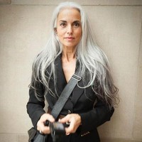 Yazemeenah Rossi nenek 61 tahun yang masih cantik dan stylish. Terlepas dari rambut putihnya, nenek 61 tahun ini masih terlihat awet muda dengan kulit wajah yang kencang. Rambut ubannya karena faktor genetik yang membuat mahkotanya lebih cepat memutih dari orang biasanya. Karena kecantikannya, nenek Yazemeenah pun masih laku sebagai model.  Foto: dok. Instagram (Yazemeenah Rossi )