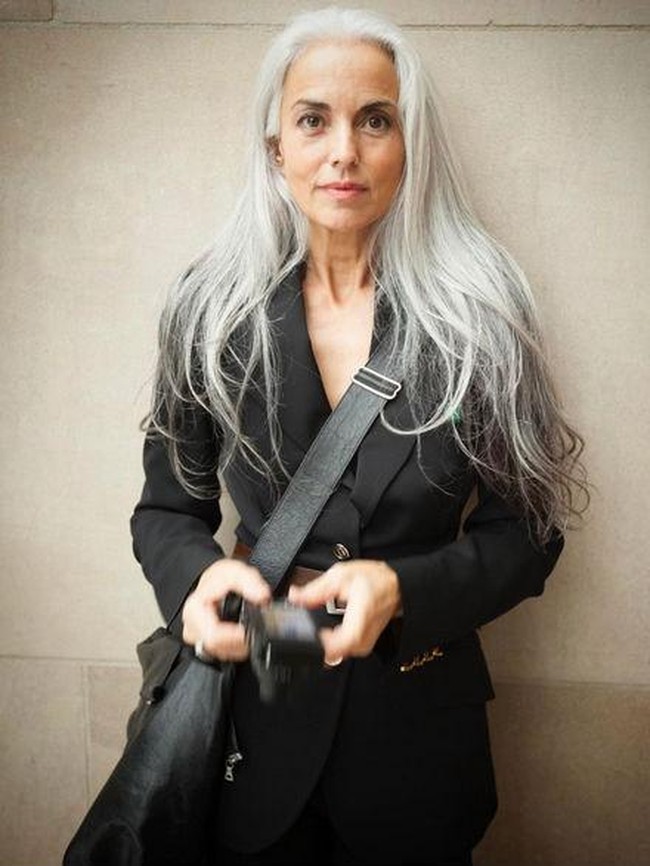 Yazemeenah Rossi nenek 61 tahun yang masih cantik dan stylish. Terlepas dari rambut putihnya, nenek 61 tahun ini masih terlihat awet muda dengan kulit wajah yang kencang. Rambut ubannya karena faktor genetik yang membuat mahkotanya lebih cepat memutih dari orang biasanya. Karena kecantikannya, nenek Yazemeenah pun masih laku sebagai model.  Foto: dok. Instagram (Yazemeenah Rossi )