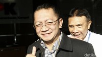 Plt Dirjen Pembangunan dan Pemberdayaan Masyarakat Desa (PPMD) Kemendes PDTT Taufik Madjid keluar gedung KPK usai menjalani pemeriksaan sebagai saksi, Kamis (8/6/2017).