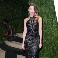 Seksi dengan gaun hitam menerawang. Foto: Getty Images