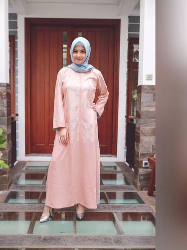 Inspirasi Baju Lebaran dengan Gamis Nagita Slavina Hingga 