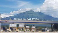 Latar belakang Gunung Merbabu dengan bauran awan yang menyelimuti kaki gunung Merbabu tampak dari gerbang tol Salatiga. Hal ini membuat latar belakangnya tampak sama sekali berbeda dengan gerbang tol yang biasa ditemui. Pool/dok. PT Trans Marga Jateng.