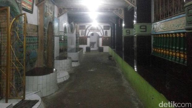 Koridor Masjid Seribu Pintu yang remang-remang (Syanti/detikTravel)