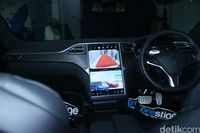 Interior Tesla Model S, punya layar besar. 