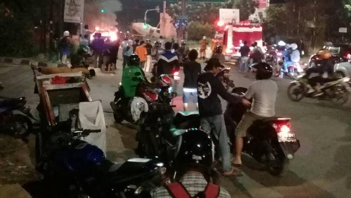 Mobil Angkot Terbakar Di Persimpangan Ciputat, Lalin Sempat Macet