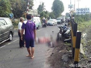 Nekat Terobos Palang Pintu, Ibu dan Anak Tertabrak KA Krakatau
