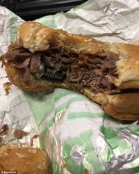 Polisi Ini Menemukan Baut Besi dalam <i>Sandwich</i> Pesanannya