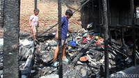 Kebakaran melanda rumah warga di Muara Baru, Jakarta Utara pada Kamis (8/6) malam.