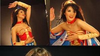 Mulan yang bawah sudah tampil begitu berbeda. Ia tirus dan cantik, Mulan Kwok menandai awal popularitas dengan bergabung bersama Duo Ratu pimpinan Maia Estianty. Sementara yang atas (kostum Wonder Woman) ketika mulai bersolo karier.  Foto: dok detikhot/dok pri