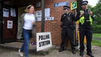 Polisi berjaga di lokasi pemungutan suara. REUTERS/Toby Melville.