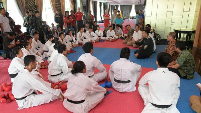 Menpora Imam Nahrawi ketika mengunjungi pelatnas karate (dok. Humas Kemenpora) Menpora Imam Nahrawi ketika mengunjungi pelatnas karate (dok. Humas Kemenpora)