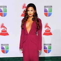 Gaun berbelahan dada rendah suskes mengangkat penampilan Demi di karpet merah Latin Grammy Awards 2011. (Foto: Getty Images)