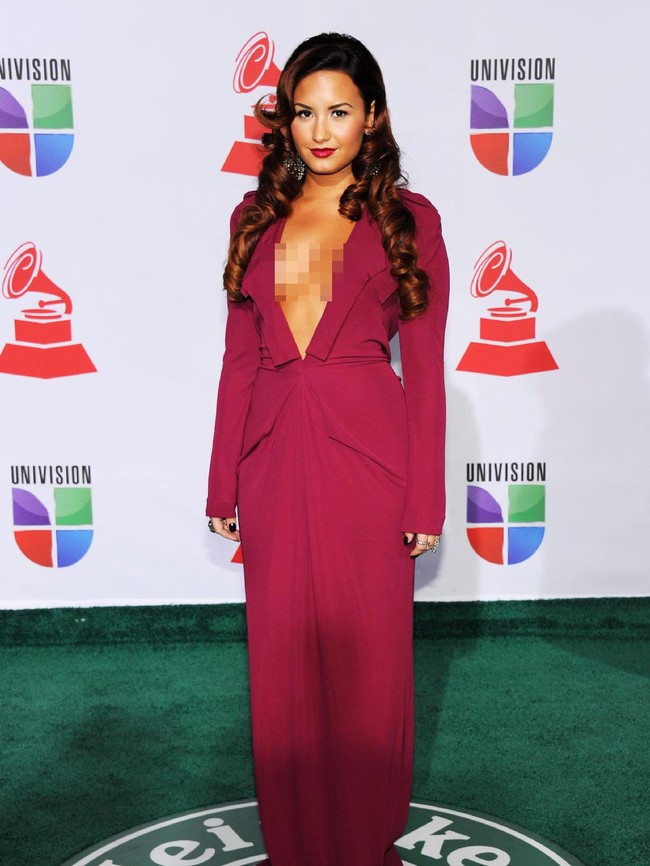 Gaun berbelahan dada rendah suskes mengangkat penampilan Demi di karpet merah Latin Grammy Awards 2011. (Foto: Getty Images)