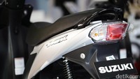 Motor ini memiliki stiker bertuliskan nex dengan nuansa warna krom.