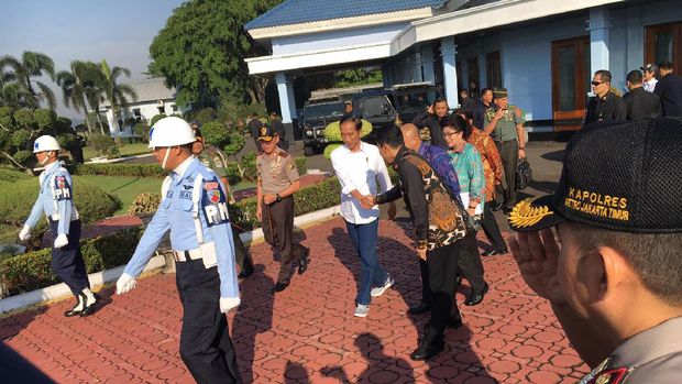 Presiden Jokowi terbang dengan menggunakan  pesawat TNI AU CN-295 menuju Tasikmalaya,
