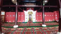 Tembok yang berhias aneka keramik khas China yang tersusun rapi dan masih terawat. Belasan tiang penyangga berukuran besar pun masih terlihat kokoh menopang atap masjid (Tri Ispranoto/detikTravel)