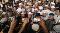 Ustaz Sambo bersama pengacara Eggi Sudjana menggelar jumpa pers soal aksi. Foto: Wildan/detikcom