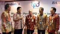 Hadir dalam acara tersebut Ketua Asosiasi Bank Pembangunan Daerah, Kresno Sediarsi, kepala BPKAD DKI Jakarta, Heru Budi Hartono, Direktur Teknologi dan Operasional Bank DKI, Priagung Suprapto, Direktur Eksekutif ASBANDA, Wimran Ismaun dan Chief Economist Bank Bukopin, Sunarsip. Foto: dok. Asbanda