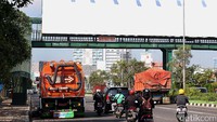 Truk ini, dilengkapi dengan beberapa kemampuan diantaranya sebagai mesin sapu, alat penyemprot air dan penyedot sampah. Artinya, setiap kali dioperasikan fasilitas tersebut memiliki fungsinya masing-masing.
