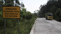 Selain itu, jalan menuju Garut ini lebih nyaman lantaran kondisi aspalnya bagus dan suasana alam berupa rimbunnya pepohonan di kawasan Perhutani Kamojang. Pemudik melintasi jalur Lingkar Kamojang ini harus berhati-hati karena kontur jalannya menanjak-turun dan curam. Pool/Wisma Putra.