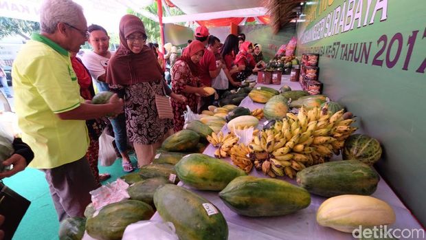 Warga Serbu Pasar Murah di Kejati Jatim