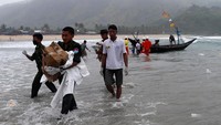 Otoritas militer Myanmar, pada Kamis (8/6) waktu setempat, mengumumkan sedikitnya 10 jenazah korban, termasuk 5 jenazah anak-anak, telah berhasil dievakuasi dari Laut Andaman. Sedangkan sumber kepolisian lokal menyebut ada 20 jenazah korban yang tengah dalam proses evakuasi. REUTERS/Soe Zeya Tun.