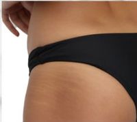 Label Pakaian Renang Ini Sengaja Tidak Edit Stretch Mark Modelnya